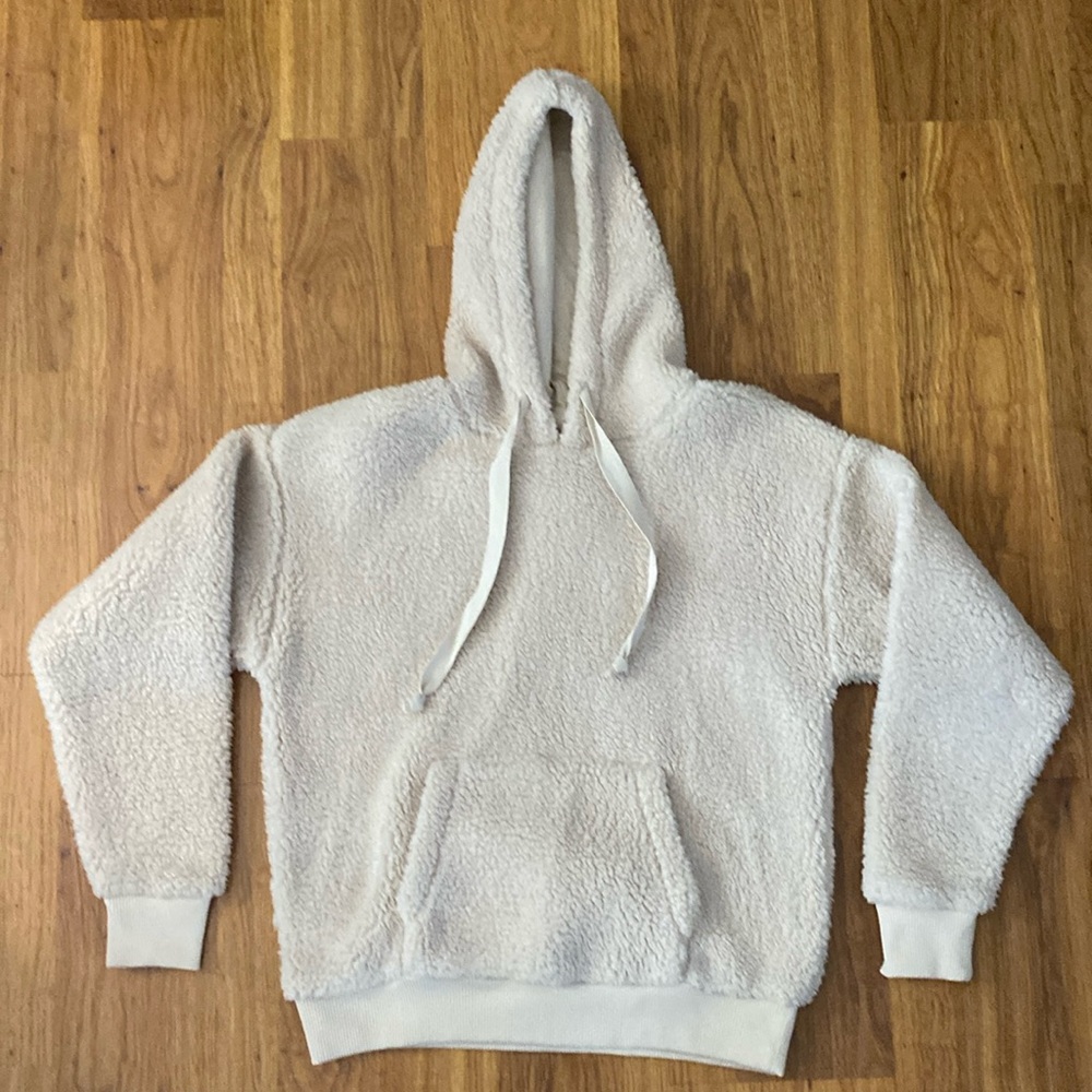 American Eagle cream hooded fleece with a kangaroo pocket.